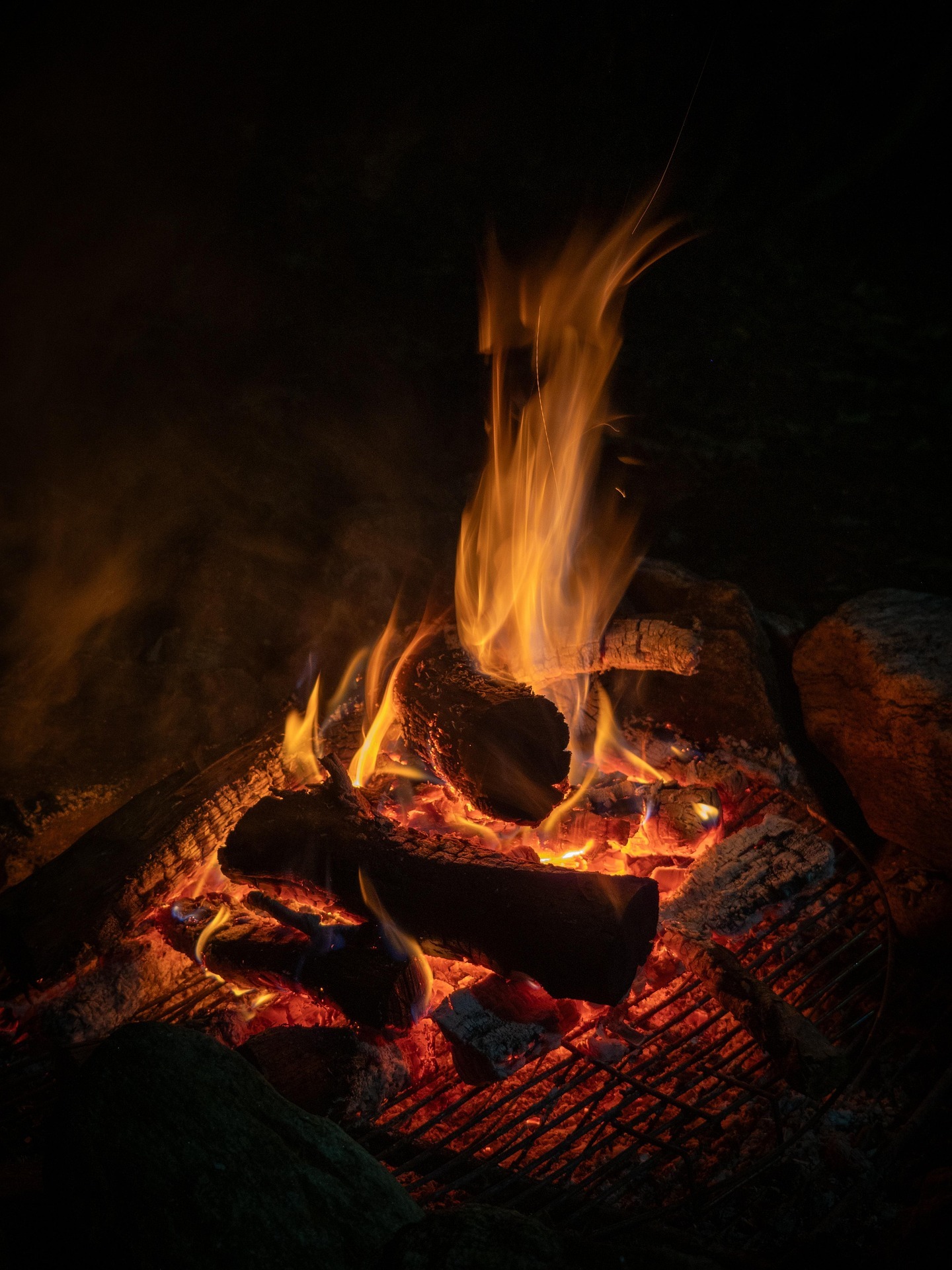 How to Deal With Hot Ashes After a Campfire